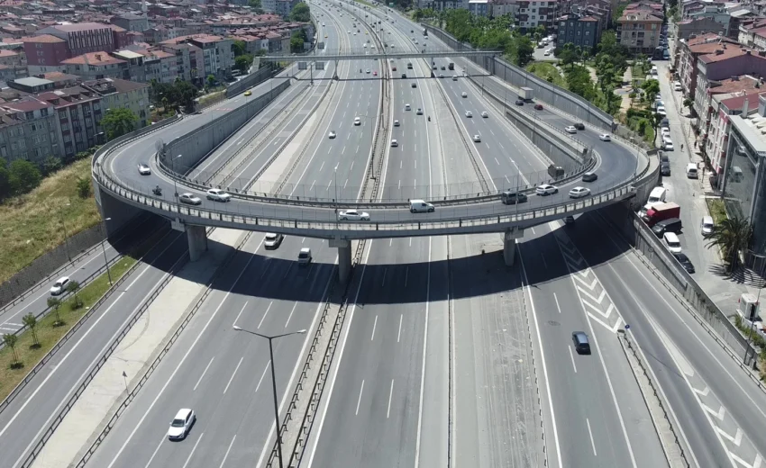 KÖPRÜLÜ KAVŞAK VE YANYOL İNŞAATI